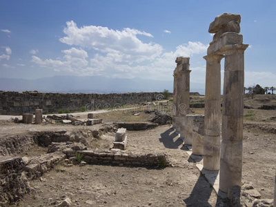 古阿耳特弥斯神庙的柱子和遗迹