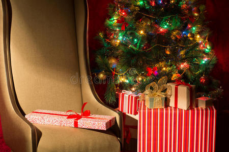 带照明圣诞树和圣诞椅的圣诞内饰