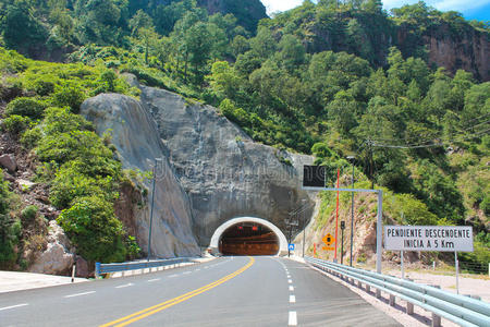 道路标记和隧道