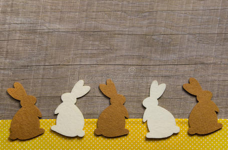 复活节快乐木制背景和兔子做贺卡
