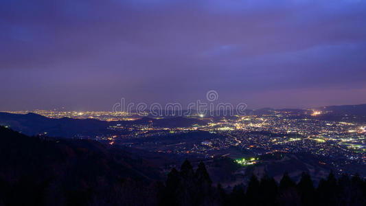 日本神奈川，黄昏时从岩碧寺山口看到的风景