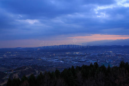 日本神奈川，黄昏时从岩碧寺山口看到的风景
