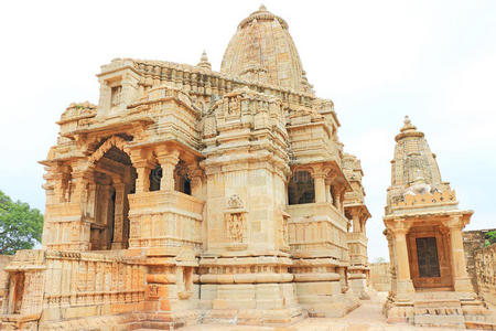 印度拉贾斯坦邦巨大的奇托加尔城堡和庭院中的神庙