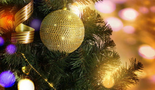 圣诞树枝上的金球