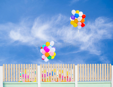 蓝天上的篱笆气球