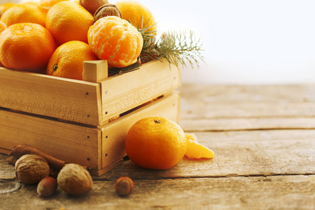橘子在木箱上老木桌前，关闭
