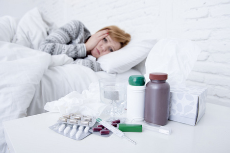 生病的女人感觉坏生病躺在床上痛苦头痛冬天的寒冷和流感病毒具有药品