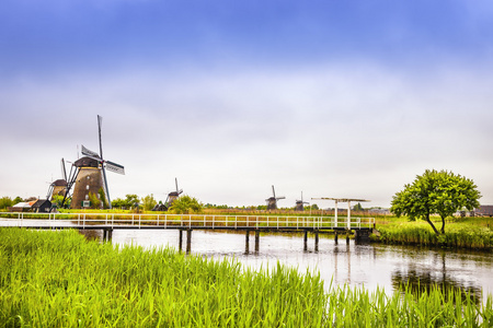 风车和金德 荷兰或荷兰的运河。Unesc