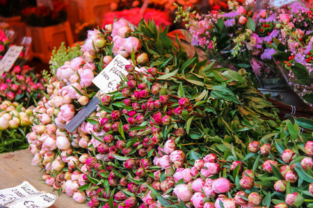 街头鲜花店与色彩缤纷的郁金香花束
