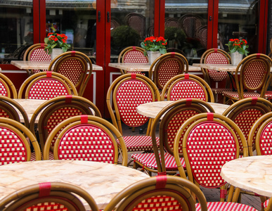 红色和白色的柳条椅子和小表在户外的街头咖啡馆