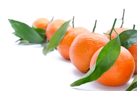 新鲜 成熟的柑橘 孤立在白色背景上