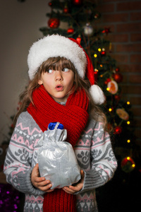 小女孩在圣诞老人的红色的围巾，针织斯韦章