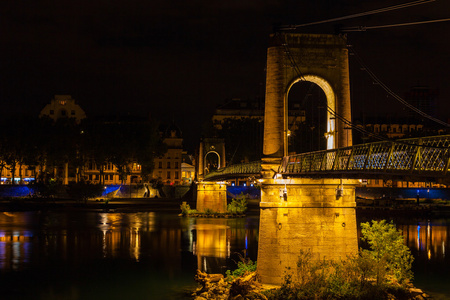 晚上在里昂，法国罗纳河河桥