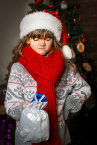 小女孩在圣诞老人的红色的围巾，针织斯韦章