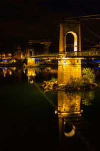 晚上在里昂，法国罗纳河河桥