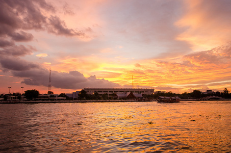 曼谷，美丽漂亮的日落，昭披耶河上