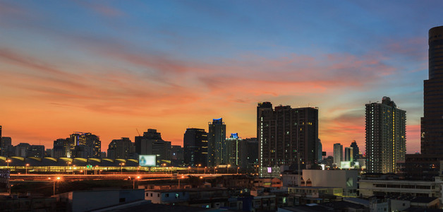 商业建筑曼谷市地区在夜间生活