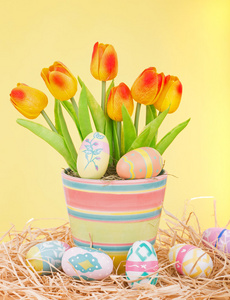 彩色的复活节彩蛋和郁金香