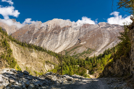 巨大的山地块图片