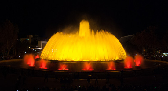 晚上的时间，在巴塞罗那，西班牙在魔法喷泉