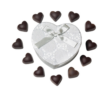 心形巧克力和心形礼物盒上白色孤立