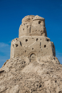 在海滩上的沙子城堡。废墟