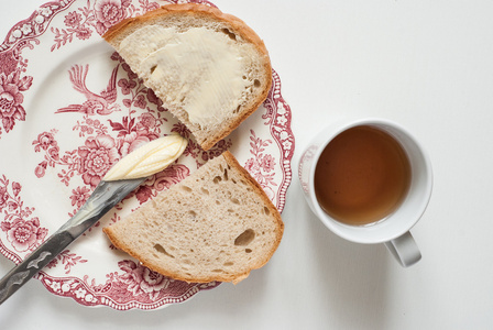 在老式的板上美味黄油的面包