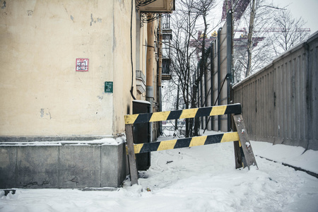 在积雪的路上