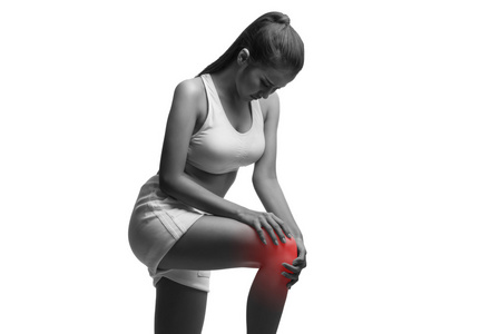 有膝关节疼痛孤立与剪切路径的白色上的女人