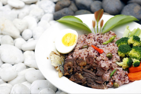 虾仁炒饭粘贴，油炸的鱼和甜猪肉