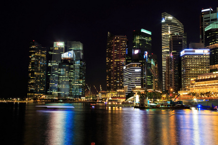 在晚上的新加坡城市景观
