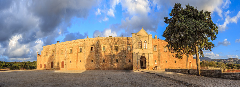 阿卡狄修道院外墙的全景