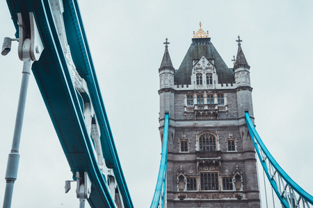 伦敦塔桥与蓝色支持上阴暗的一天