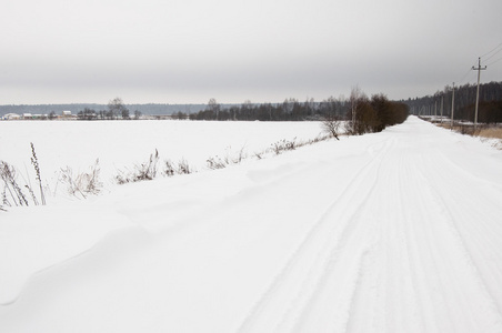 被白雪覆盖的乡村公路