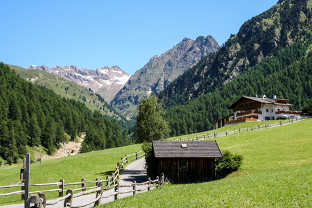 在阿尔卑斯山的美丽山村