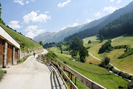 山区公路。奥地利阿尔卑斯山