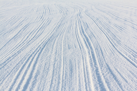 从雪冻结河上降落伞绳索的痕迹图片