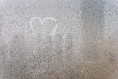 湿窗表面上的心脏形状