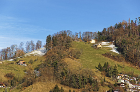 山的房子在冬天图恩的全景视图