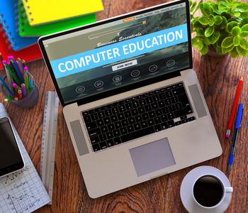 现代笔记本电脑屏幕上的计算机教育理念。
