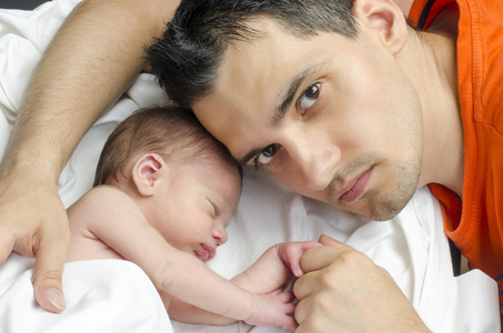 慈爱的父亲抱着他新出生的婴儿
