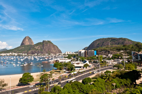舒格洛夫山从巴西里约热内卢的博塔弗戈购物中心的视图