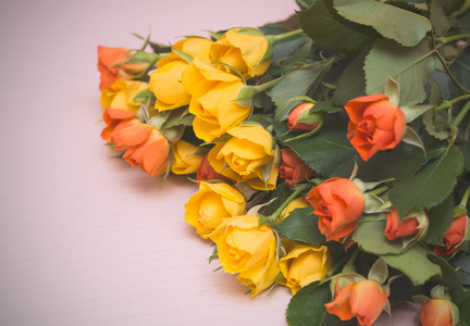 浅木背景上的黄色和橙色玫瑰。妇女  s d