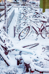 自行车停车场的雪下