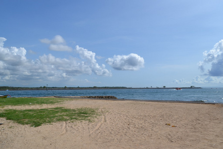 海浪和海岸侧