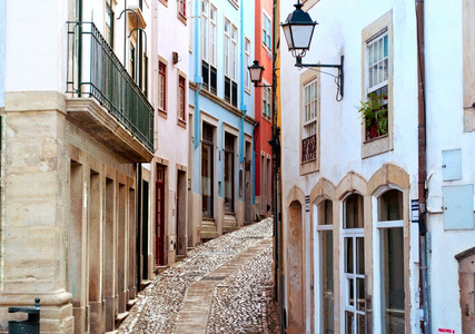 葡萄牙科英布拉的古老而狭窄的街