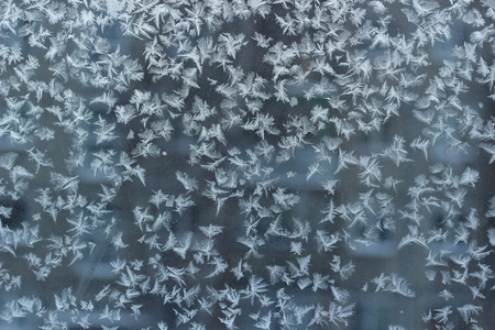 雪花在玻璃上的装饰品。冬天纹理背景