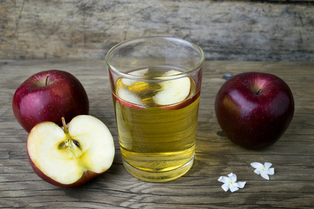 苹果汁和木制的桌子上的苹果