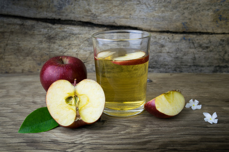 苹果汁和木制的桌子上的苹果
