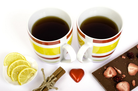 两杯茶, 巧克力, 柠檬和肉桂上的白色背草